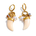 Pearl resin acrylic earrings in gold-plated stainless steel with pearl and resin.