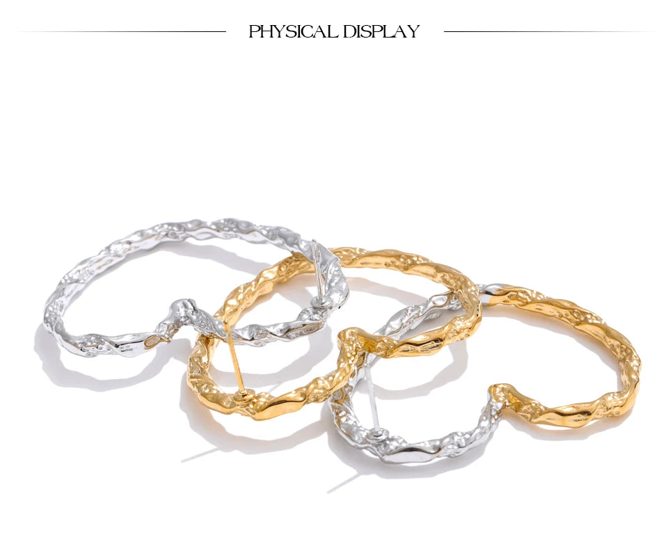Heart minimalist earrings in gold-plated stainless steel.