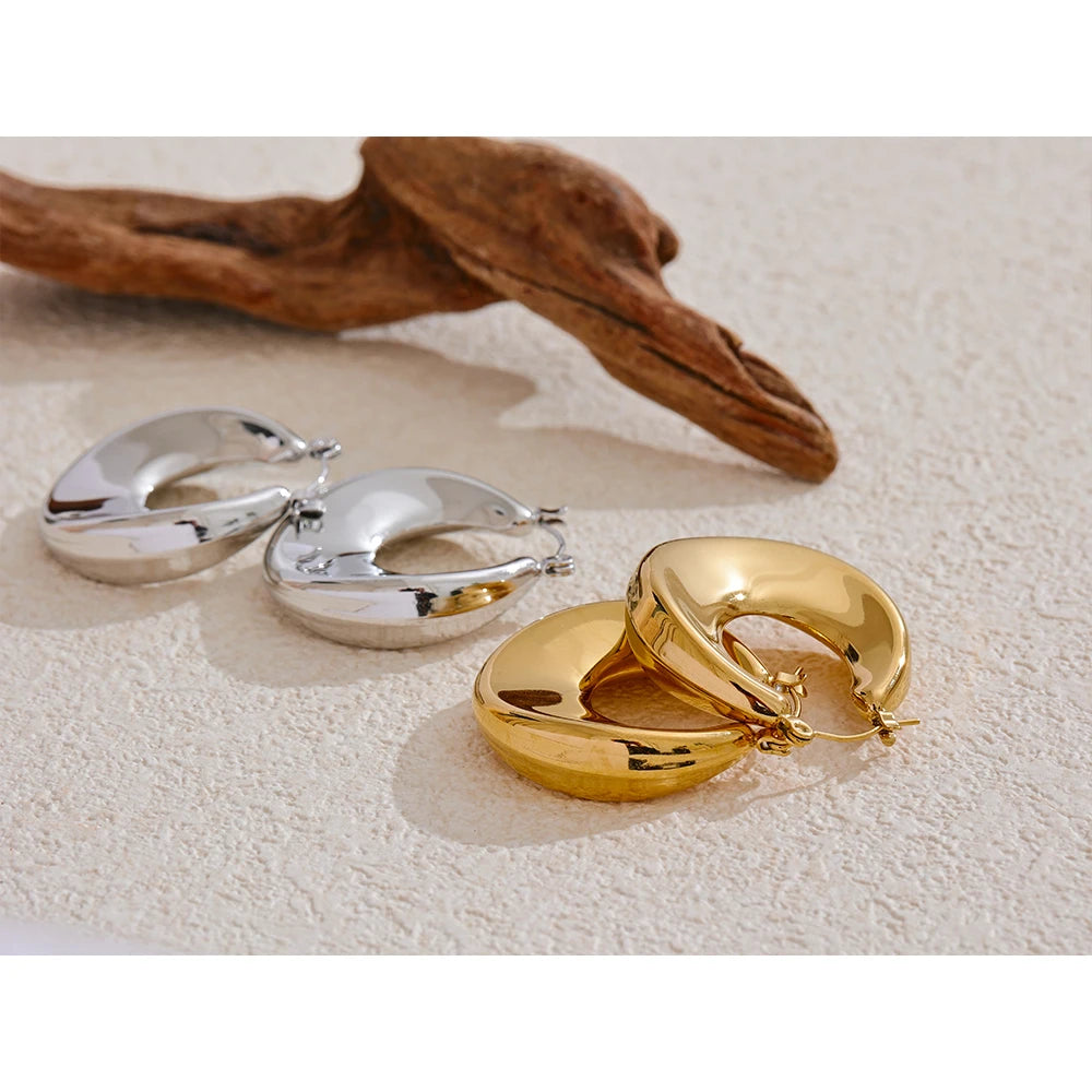 Minimalist geometric earrings in gold-plated stainless steel.