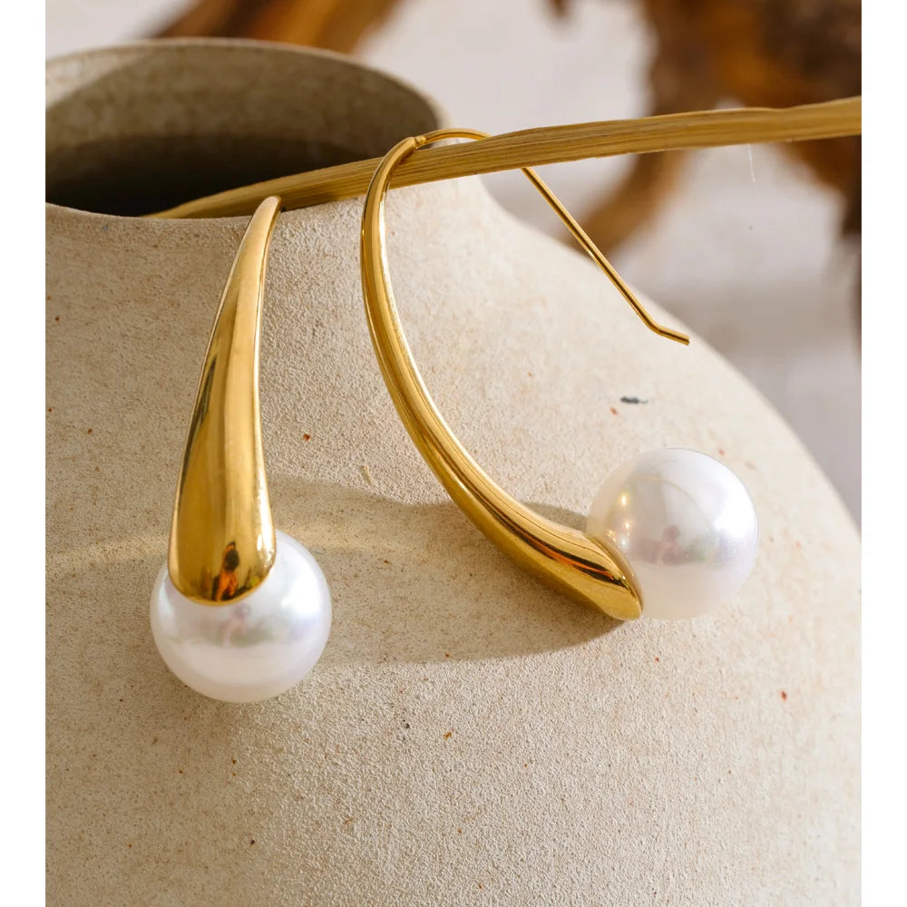 Pearl geometric earrings in gold-plated stainless steel with pearl.