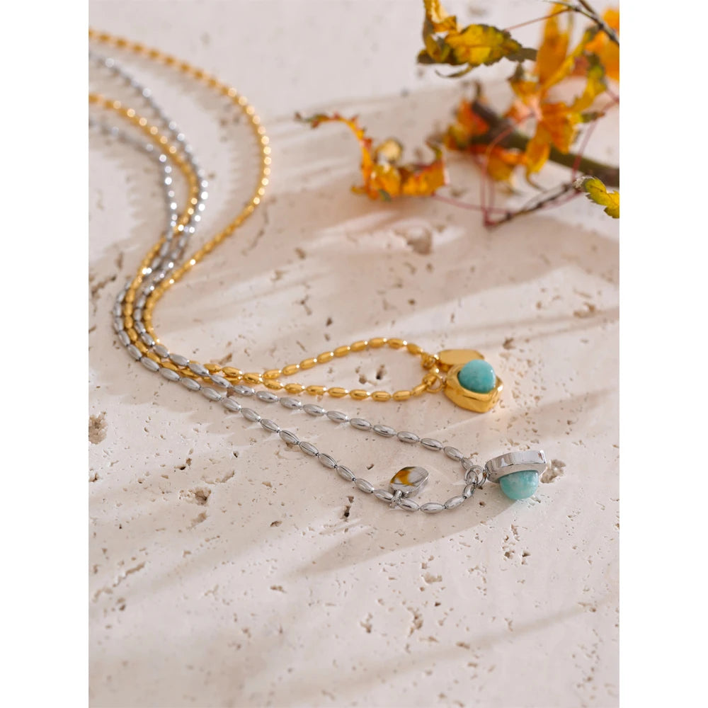 Natural stone geometric necklace in gold-plated stainless steel with natural stone.
