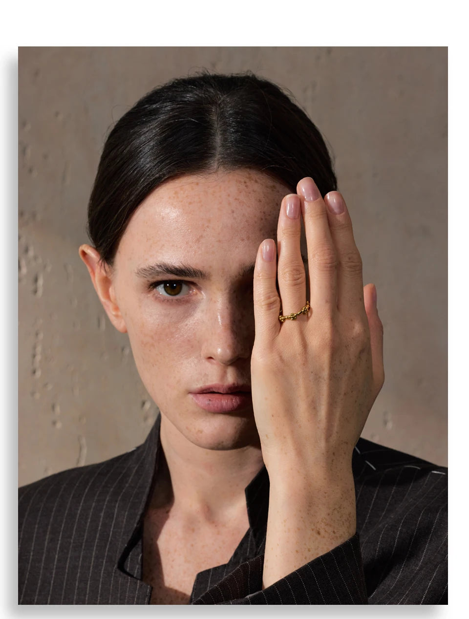 Flower ring in 18K gold-plated stainless steel.