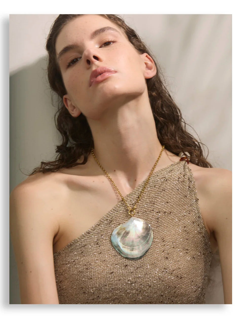 Pearl shell geometric necklace in gold-plated stainless steel with pearl and shell.