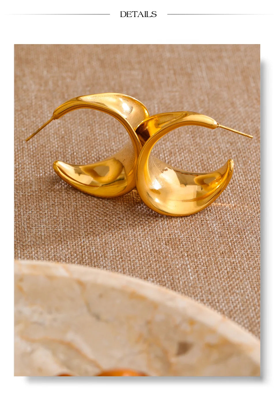 Geometric earrings in gold-plated stainless steel.