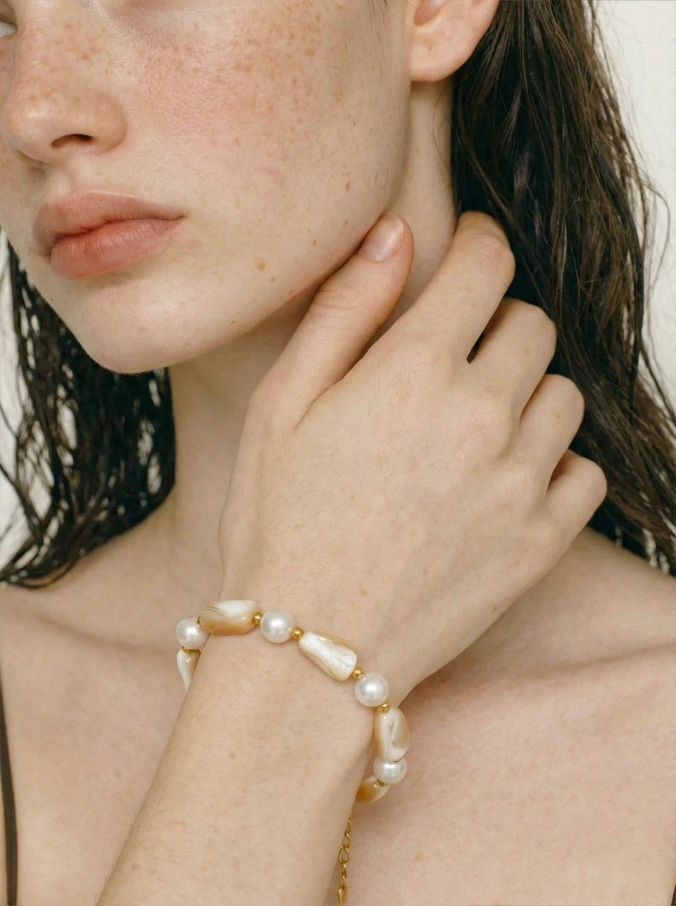 Pearl resin beaded necklace in gold-plated stainless steel with pearl and resin.