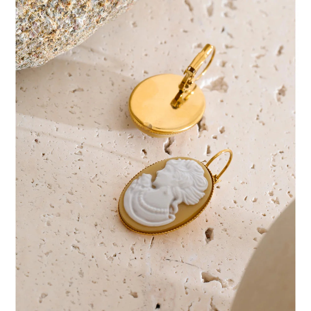 Resin geometric earrings in gold-plated stainless steel with resin.