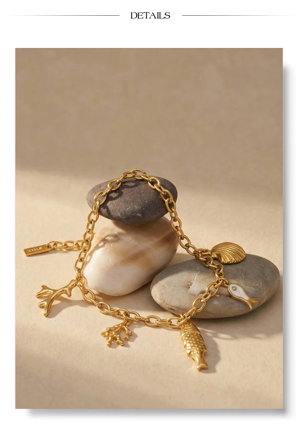 Shell geometric chain necklace in gold-plated stainless steel with shell.