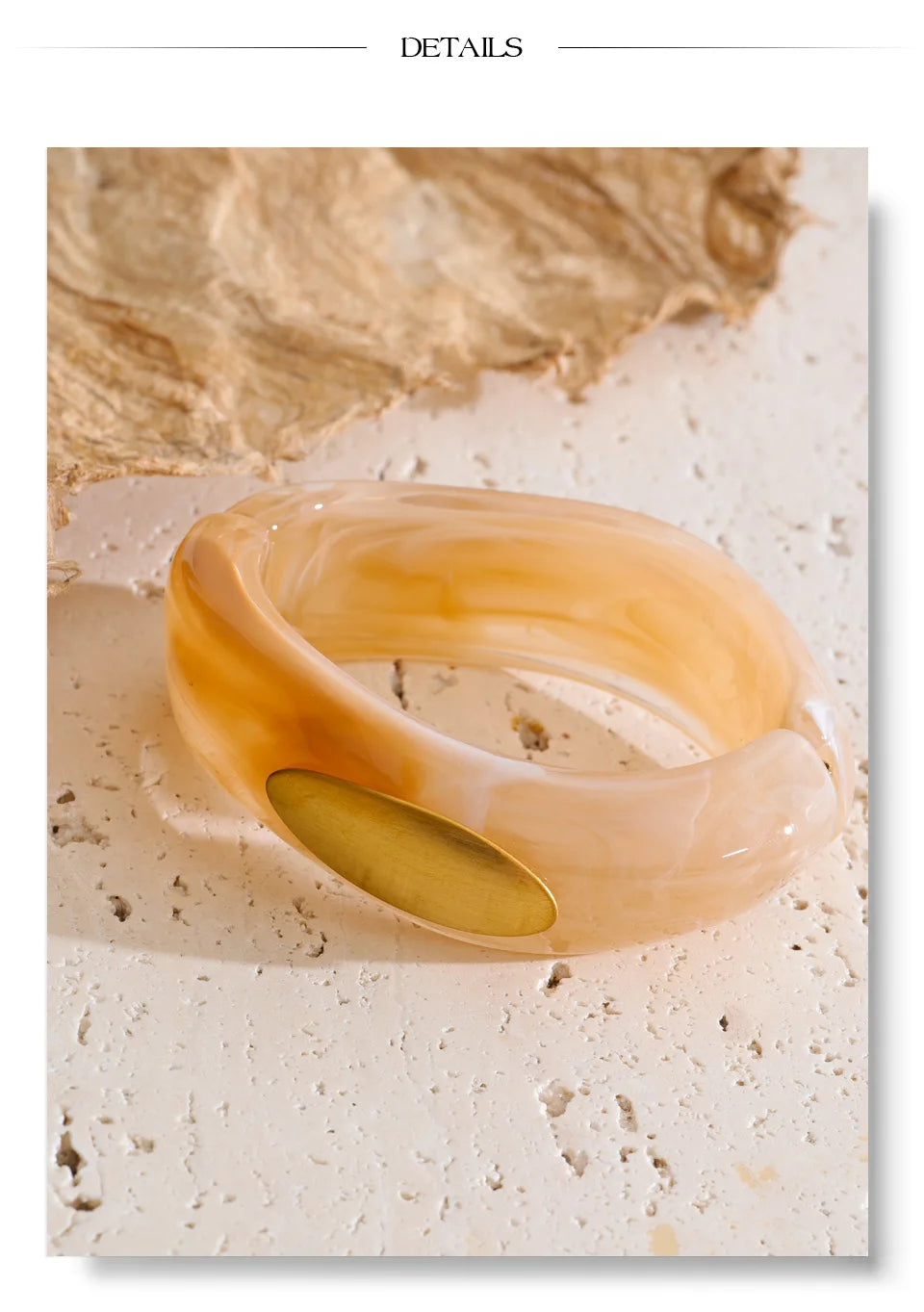 Resin acrylic geometric bracelet in gold-plated stainless steel with resin and acrylic.