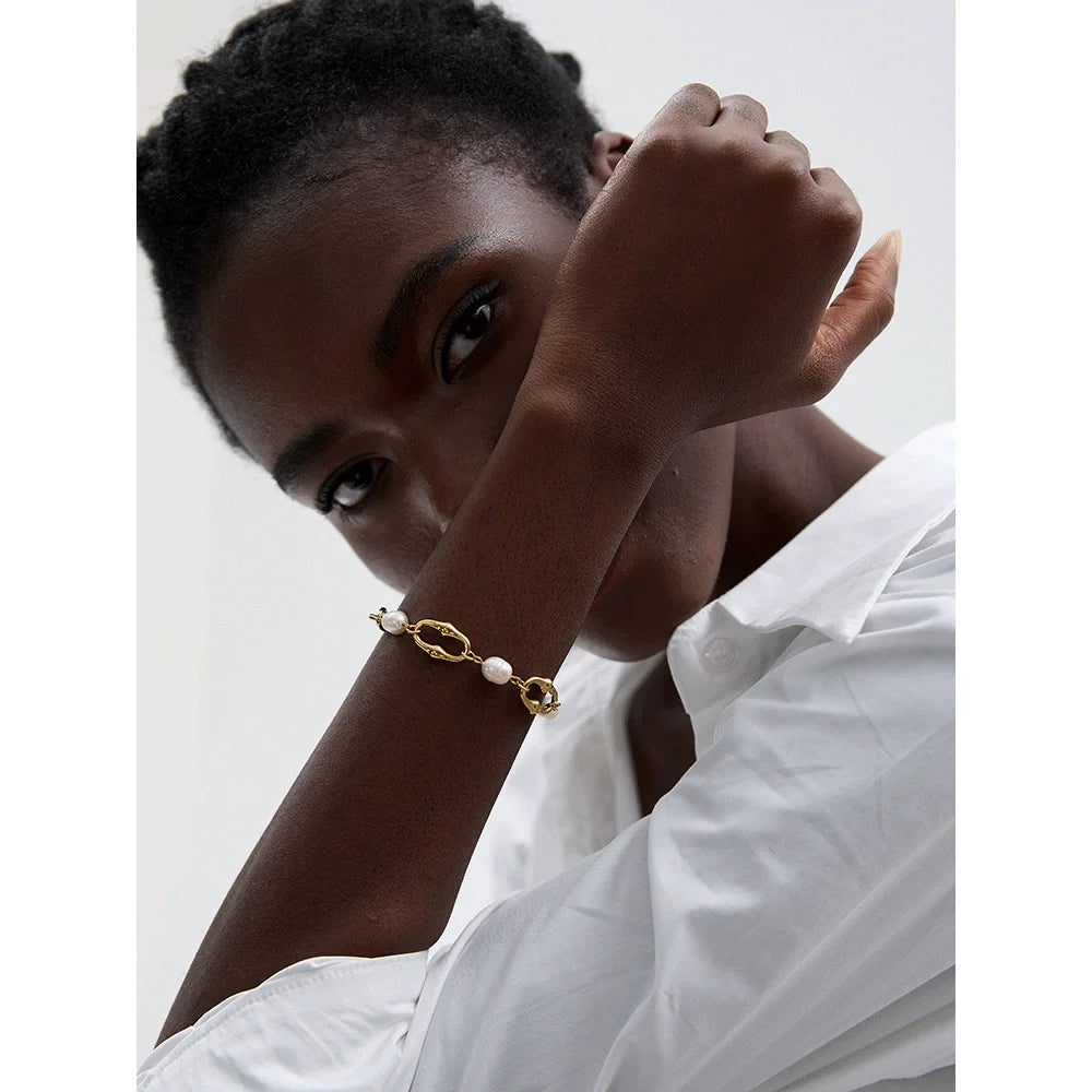 Freshwater pearl geometric chain necklace in gold-plated stainless steel with freshwater pearl.