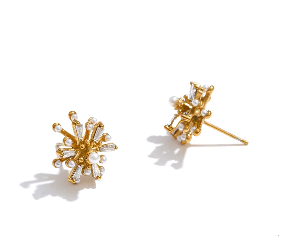 Cubic zirconia pearl flower earrings in gold-plated stainless steel with pearl and cubic zirconia.