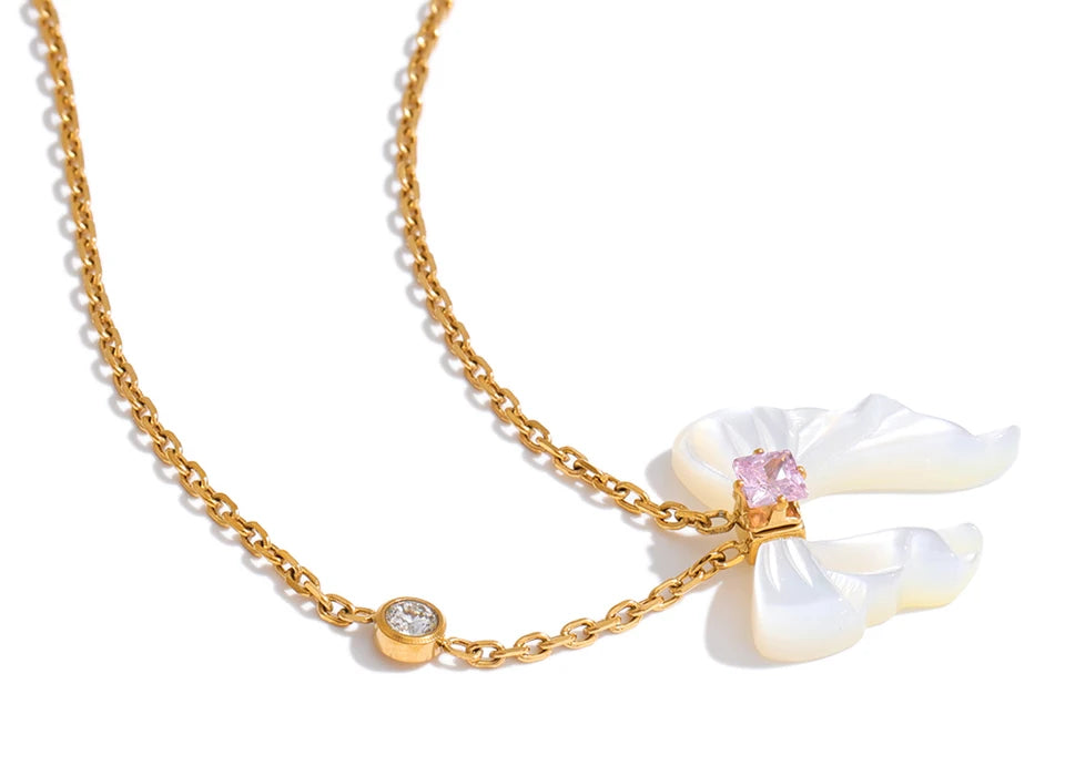 Shell butterfly necklace in gold-plated stainless steel with shell.