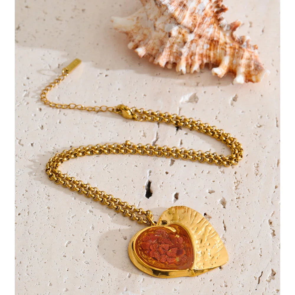 Resin heart necklace in gold-plated stainless steel with resin.
