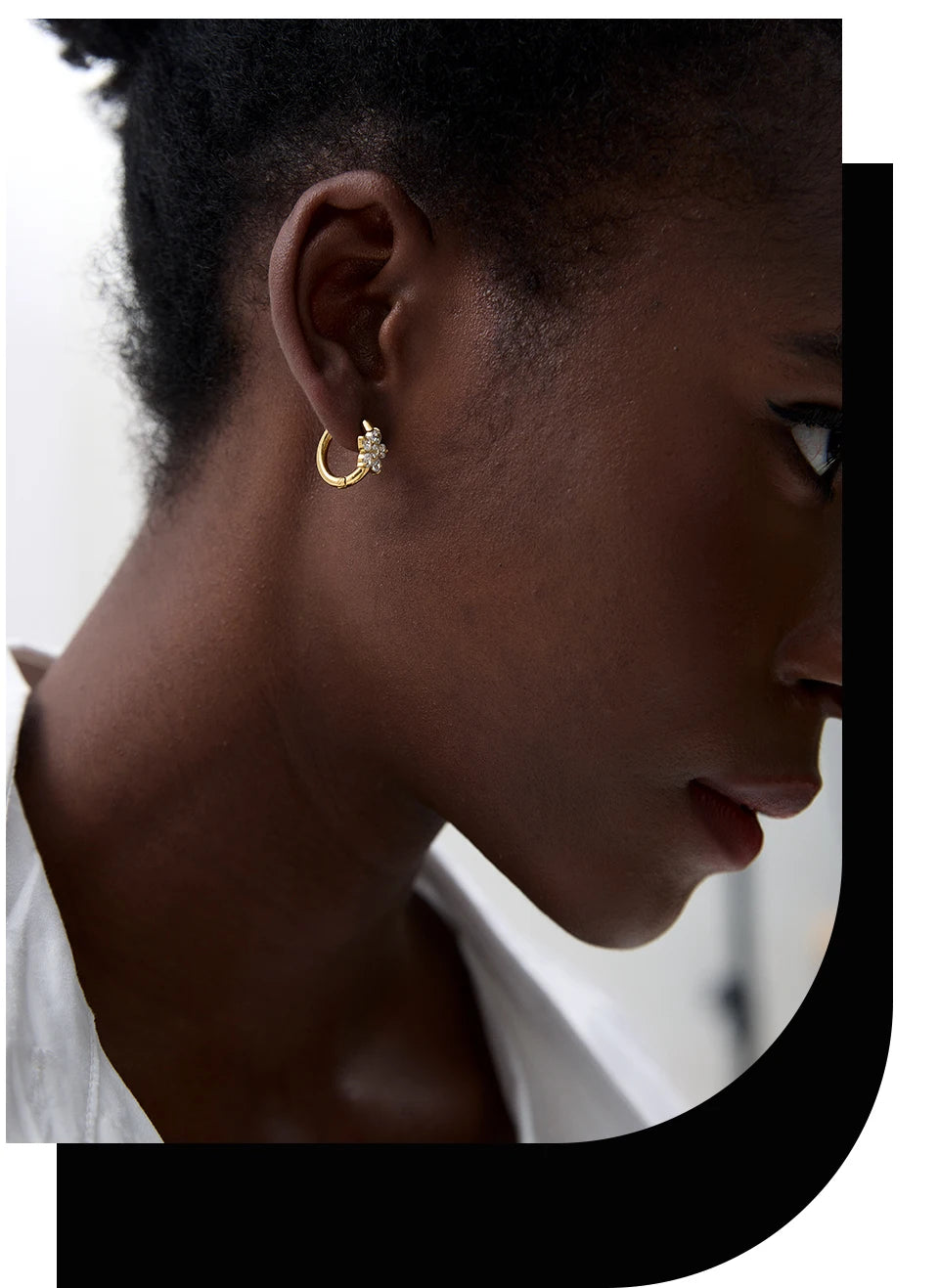 Cubic zirconia flower earrings in gold-plated stainless steel with cubic zirconia.