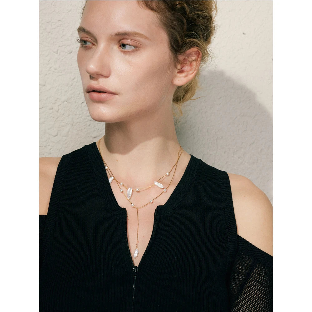 Freshwater pearl geometric necklace in gold-plated stainless steel with freshwater pearl.