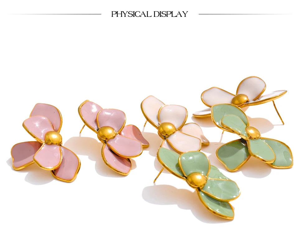 Green enamel flower earrings in gold-plated stainless steel with enamel.