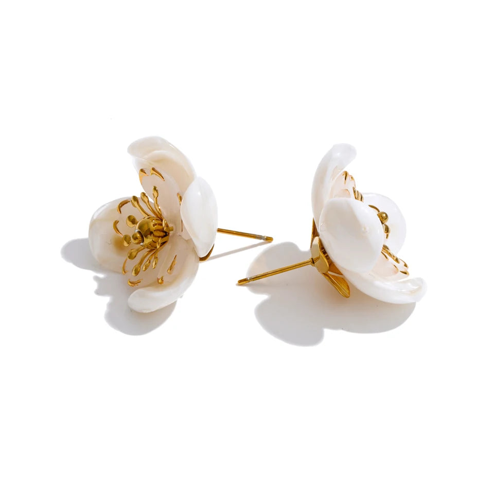 Resin flower earrings in gold-plated stainless steel with resin.