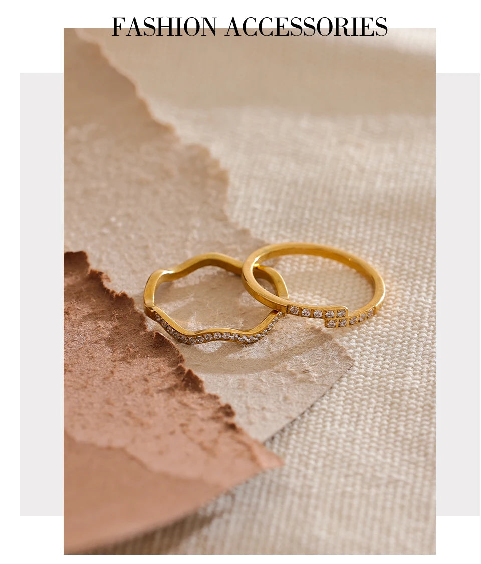 Cubic zirconia geometric ring in 18K gold-plated stainless steel with cubic zirconia.