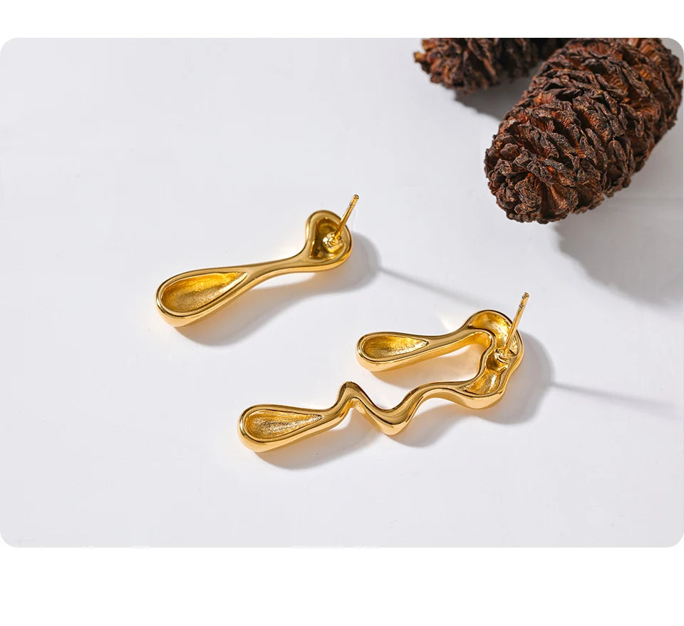 Geometric earrings in 18K gold-plated stainless steel.