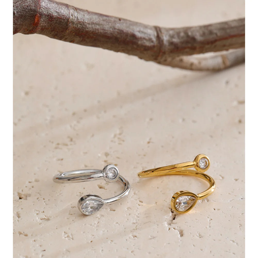 Cubic zirconia geometric ring in 18K gold-plated stainless steel with cubic zirconia.
