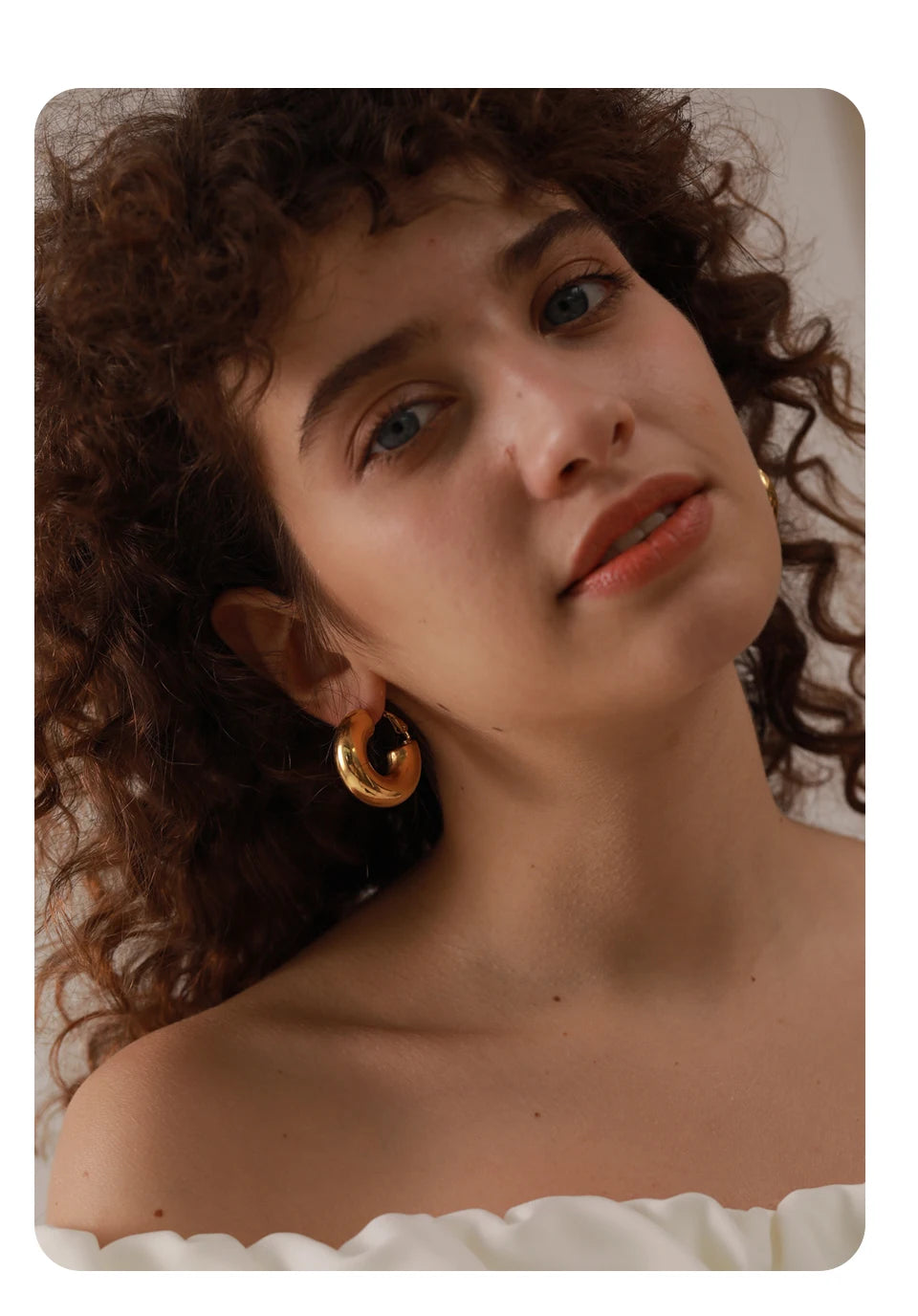 Minimalist geometric earrings in gold-plated stainless steel.