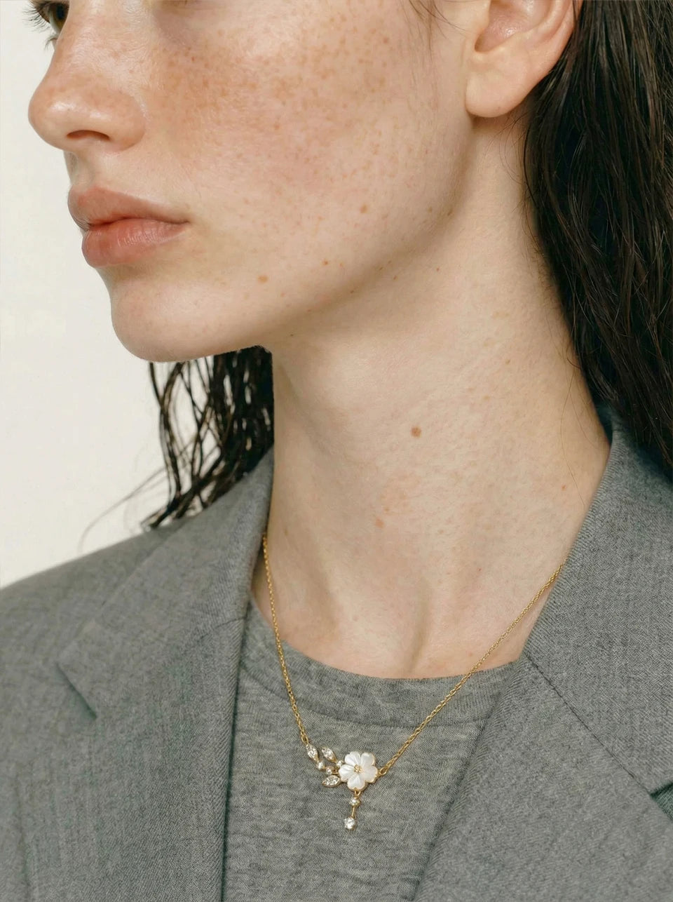 Cubic zirconia shell flower necklace in gold-plated stainless steel with cubic zirconia and shell.