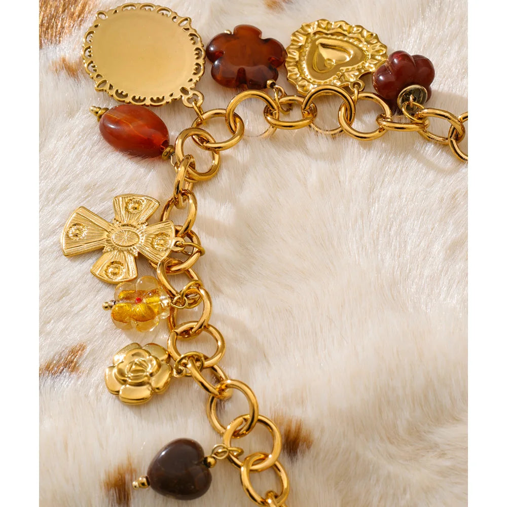 Resin acrylic heart necklace in gold-plated stainless steel with resin and acrylic.