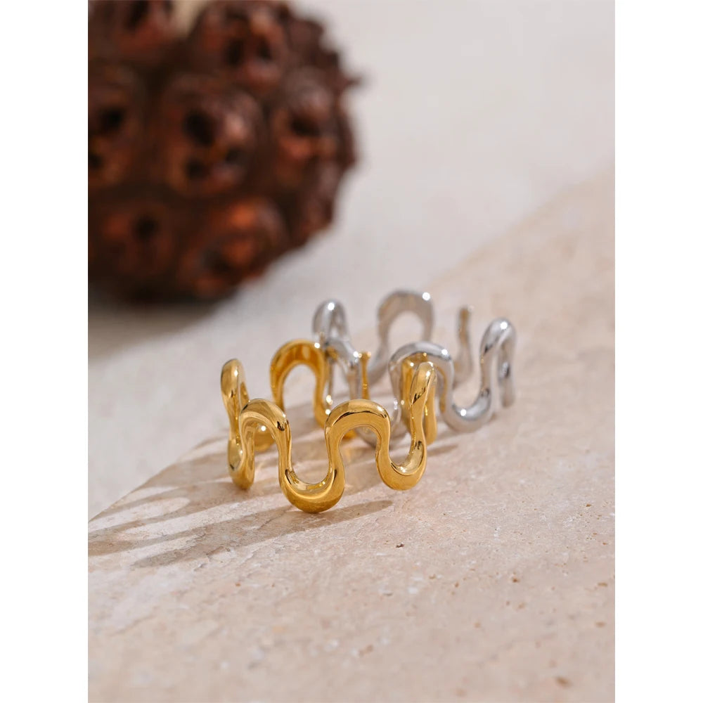 Minimalist geometric ring in gold-plated stainless steel.