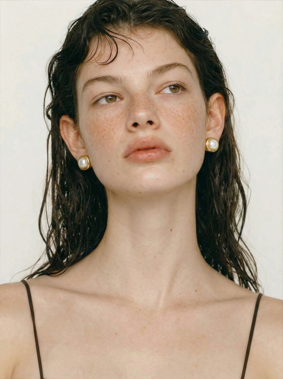 Shell geometric earrings in gold-plated stainless steel with shell.