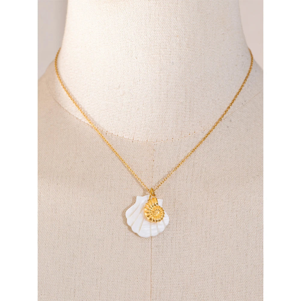 Shell star geometric necklace in gold-plated stainless steel with shell.