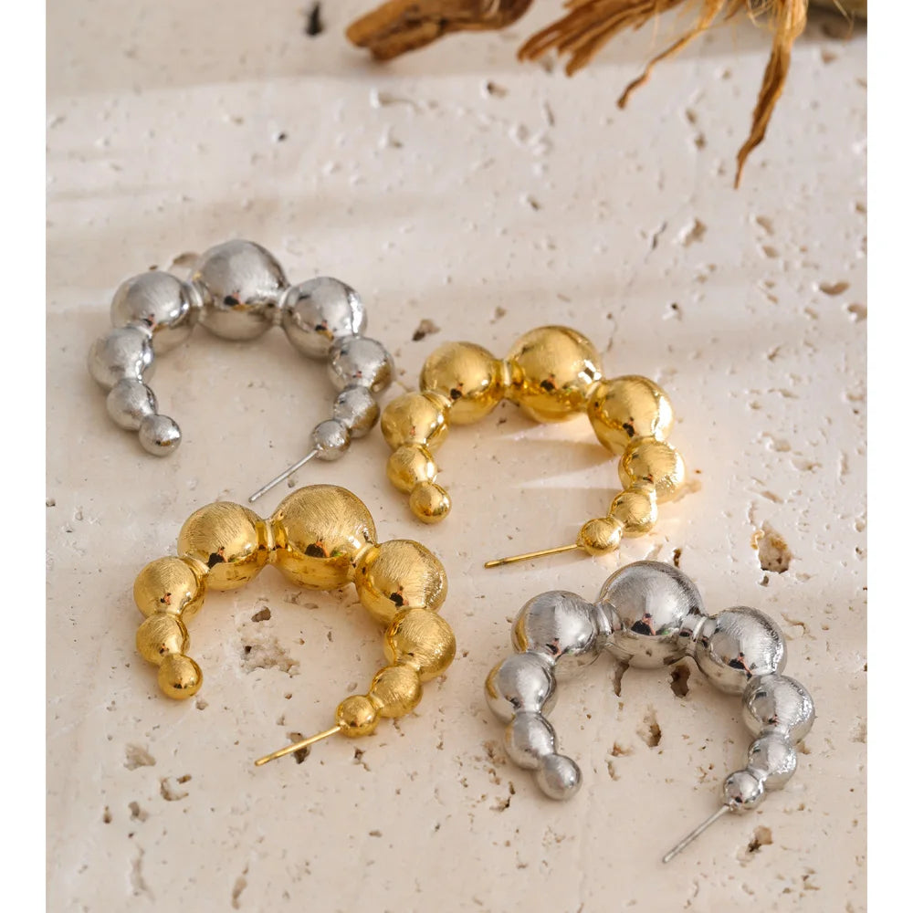 Beaded geometric earrings in gold-plated stainless steel.