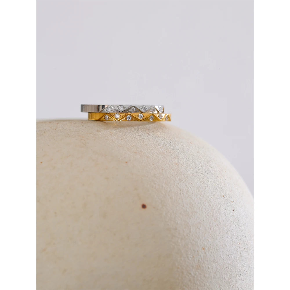 Cubic zirconia geometric ring in gold-plated stainless steel with cubic zirconia.