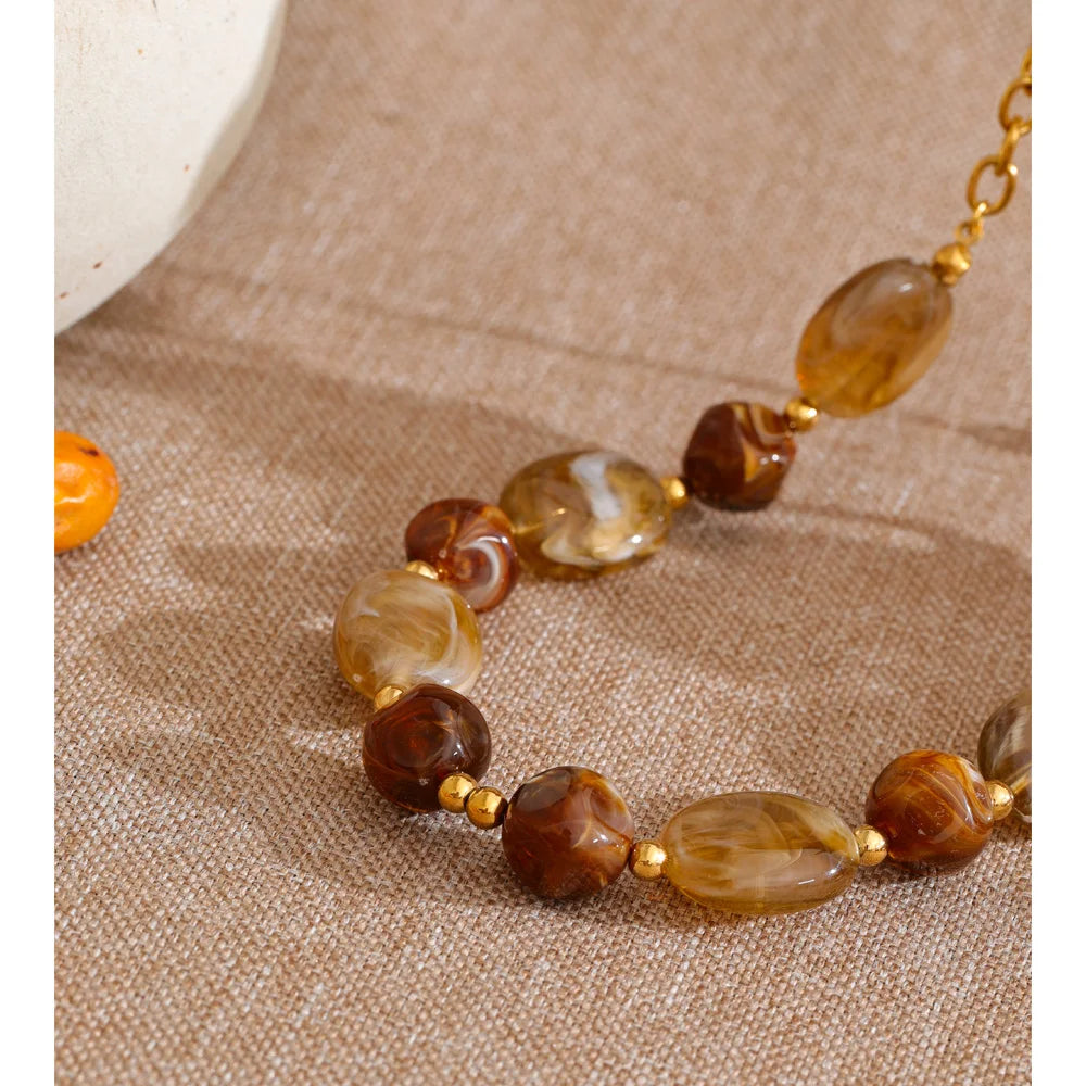 Resin beaded geometric necklace in gold-plated stainless steel with resin.