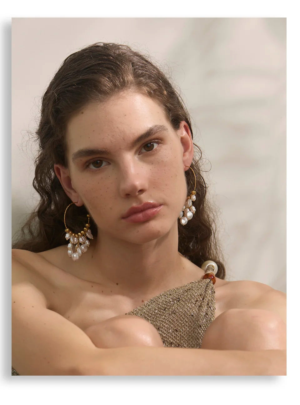Pearl geometric earrings in gold-plated stainless steel with pearl.