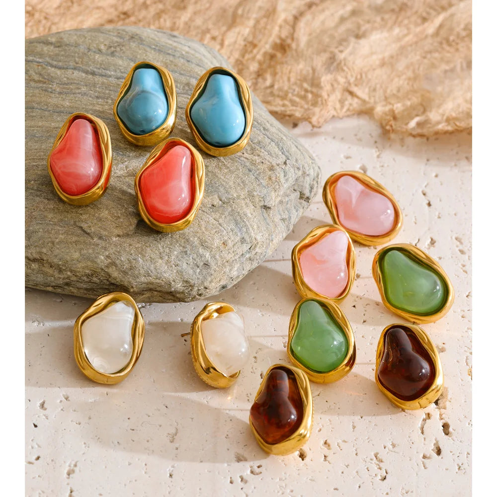Resin acrylic geometric earrings in gold-plated stainless steel with resin and acrylic.