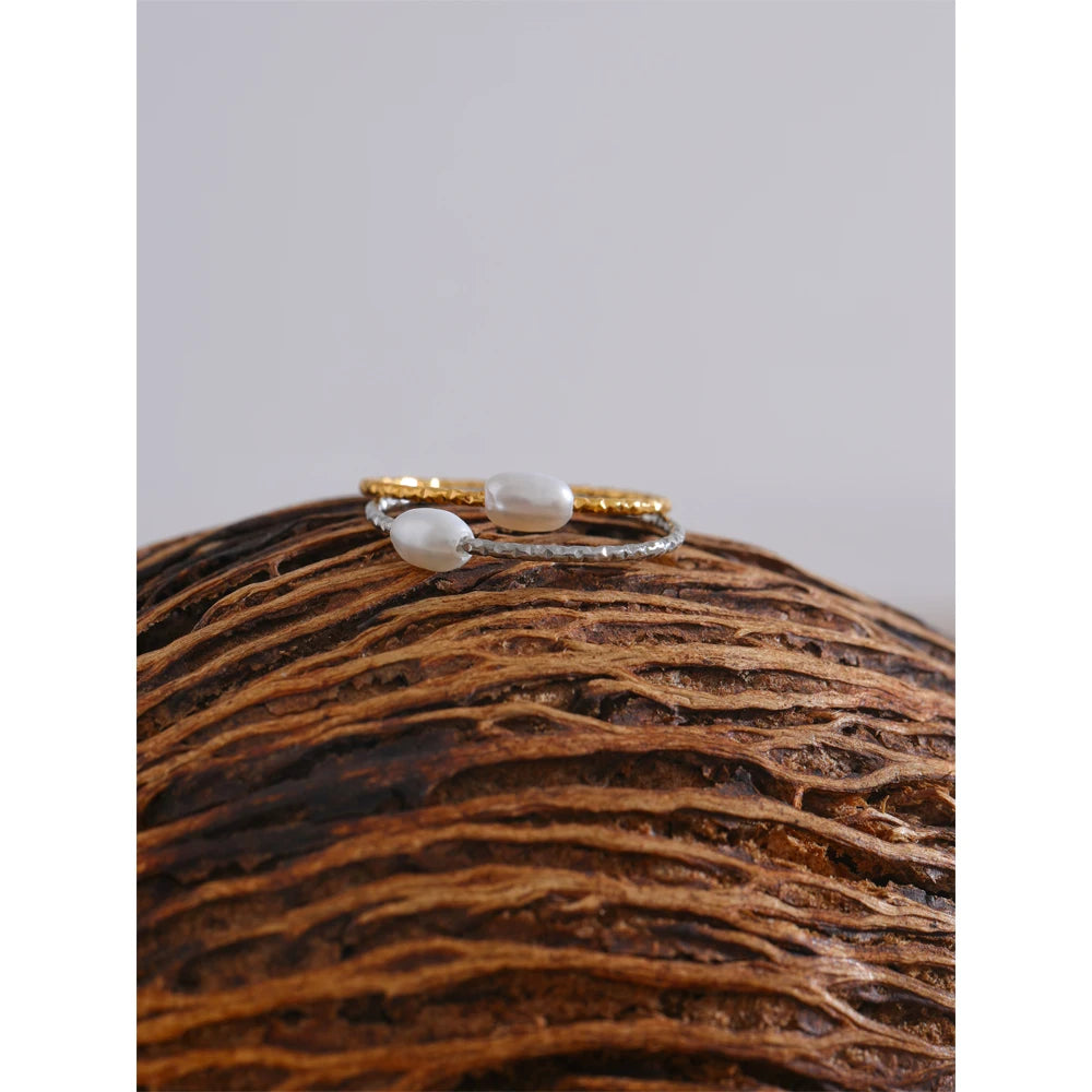 Freshwater pearl geometric ring in gold-plated stainless steel with freshwater pearl.