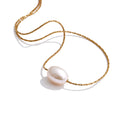 Freshwater pearl geometric necklace in gold-plated stainless steel with freshwater pearl.