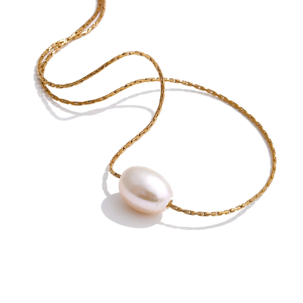 Freshwater pearl geometric necklace in gold-plated stainless steel with freshwater pearl.