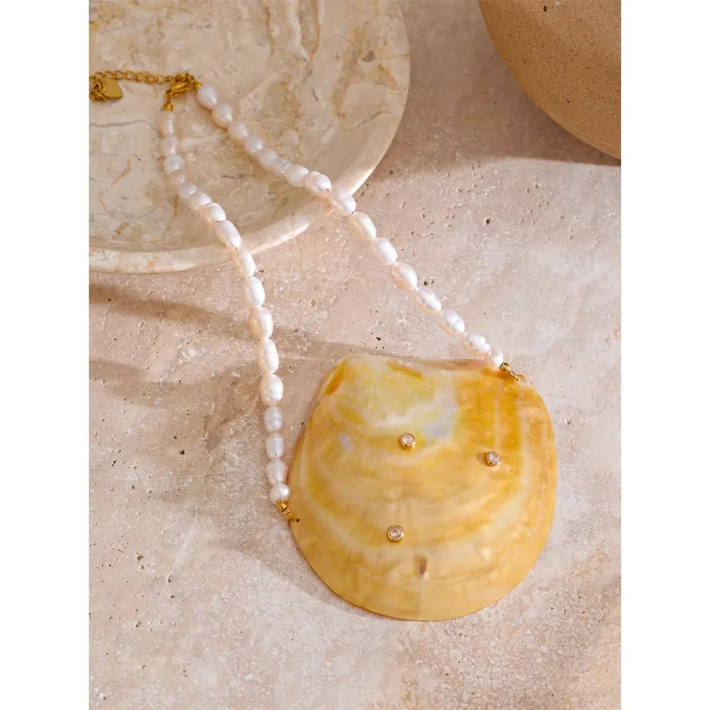 Pearl shell geometric necklace in gold-plated stainless steel with pearl and shell.