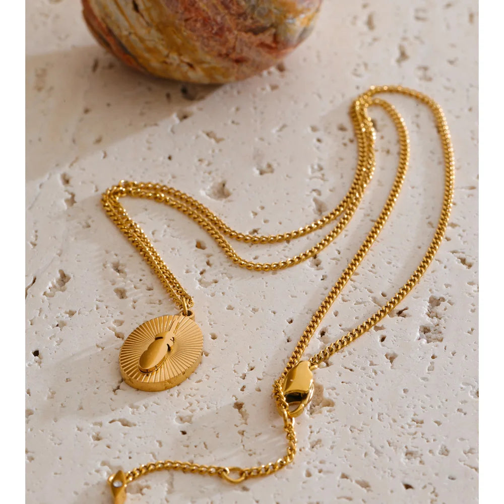 Geometric necklace in gold-plated stainless steel.