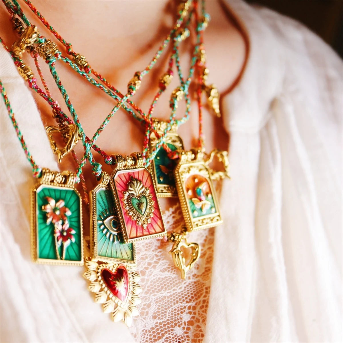 Hot selling artistic retro style tarot card heart eye flame pendant necklace for women's fashion gold-plated color preservation