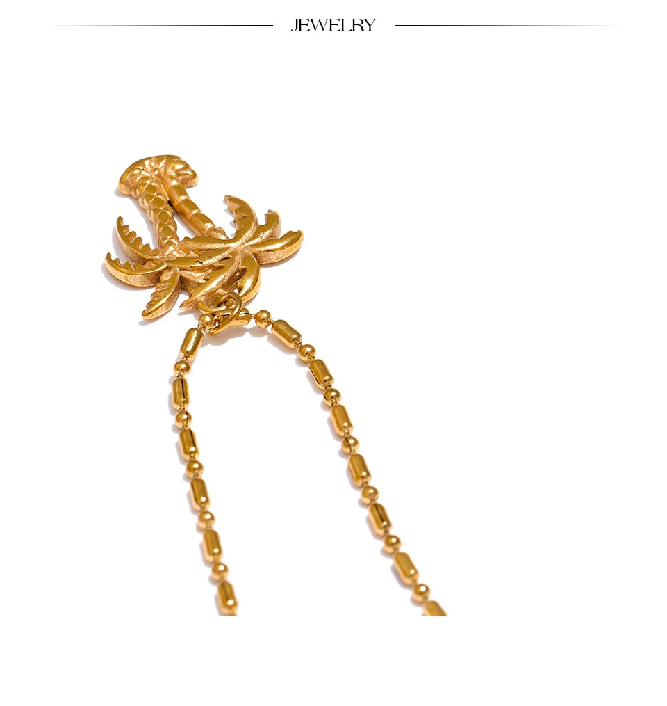 Geometric necklace in gold-plated stainless steel.