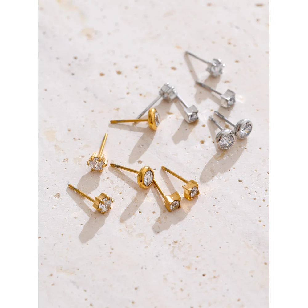 Cubic zirconia geometric earrings in gold-plated stainless steel with cubic zirconia.