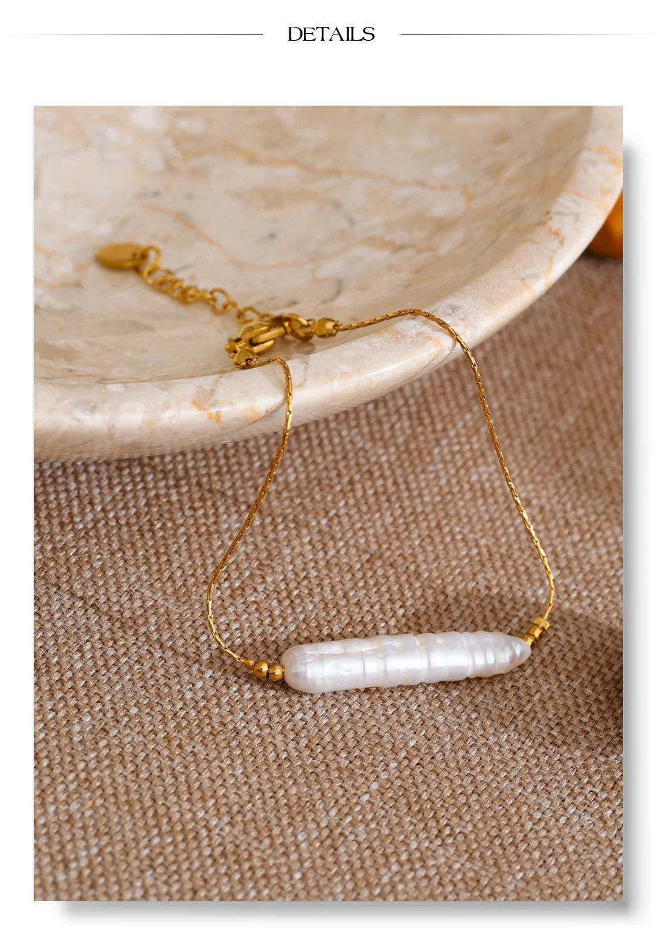 Freshwater pearl geometric chain necklace in gold-plated stainless steel with freshwater pearl.