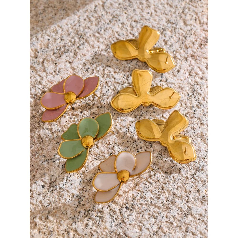 Green enamel flower earrings in gold-plated stainless steel with enamel.