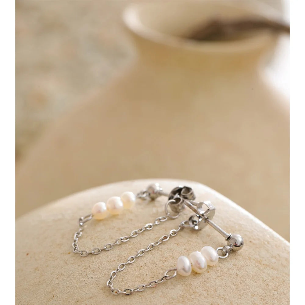 Freshwater pearl geometric chain earrings in gold-plated stainless steel with freshwater pearl.