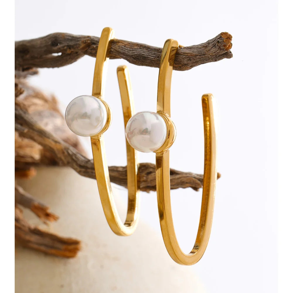 Pearl geometric earrings in gold-plated stainless steel with pearl.