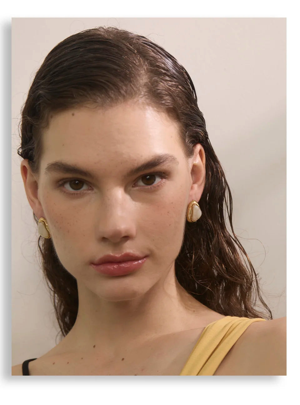 Resin acrylic heart earrings in gold-plated stainless steel with resin and acrylic.
