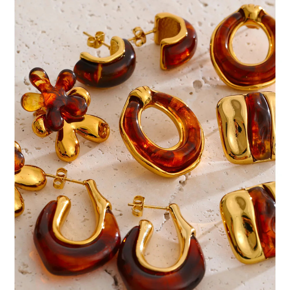 Resin multi-color geometric earrings in gold-plated stainless steel with resin.