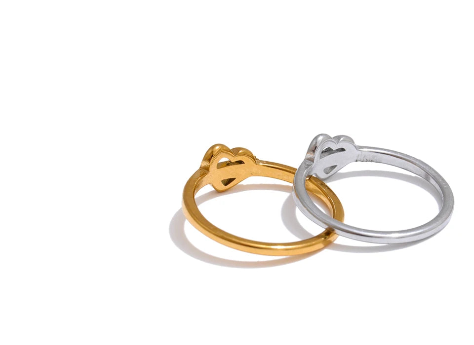 Cubic zirconia heart cross ring in 18K gold-plated stainless steel with cubic zirconia.