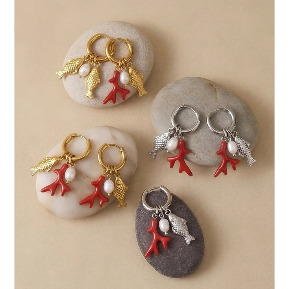 Freshwater pearl geometric earrings in gold-plated stainless steel with freshwater pearl.